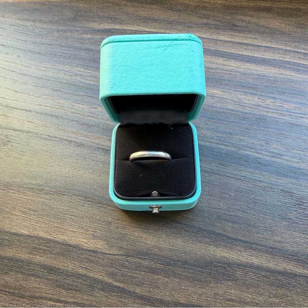Tiffany Forever
Wedding Band Ring in Platinum, 3 mm Wide - 8.5